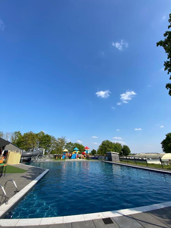 Lathumlodge Met Parkvoorzieningen Exteriör bild